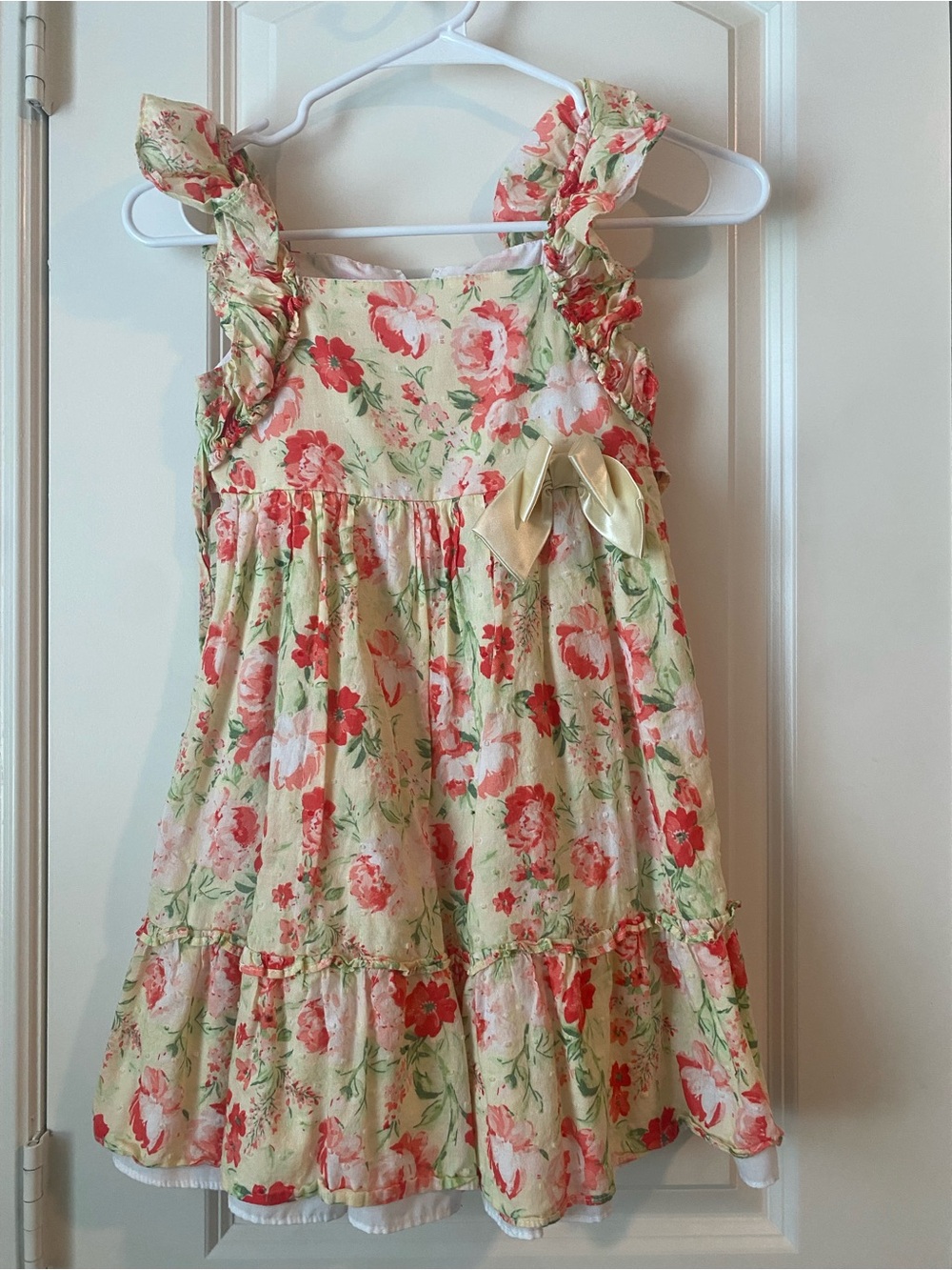 Beautiful floral dress and hat. Girls size 6